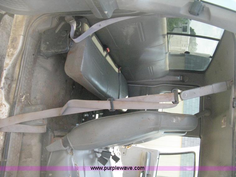 image for item D8458 2000 Ford F250 Super Duty XL SuperCab pickup truck cab and chassis