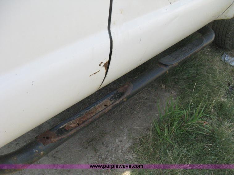 image for item D8458 2000 Ford F250 Super Duty XL SuperCab pickup truck cab and chassis