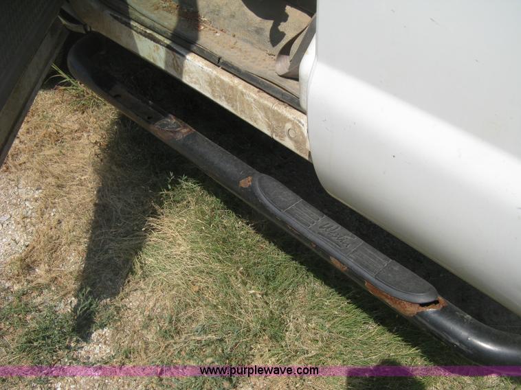 image for item D8458 2000 Ford F250 Super Duty XL SuperCab pickup truck cab and chassis