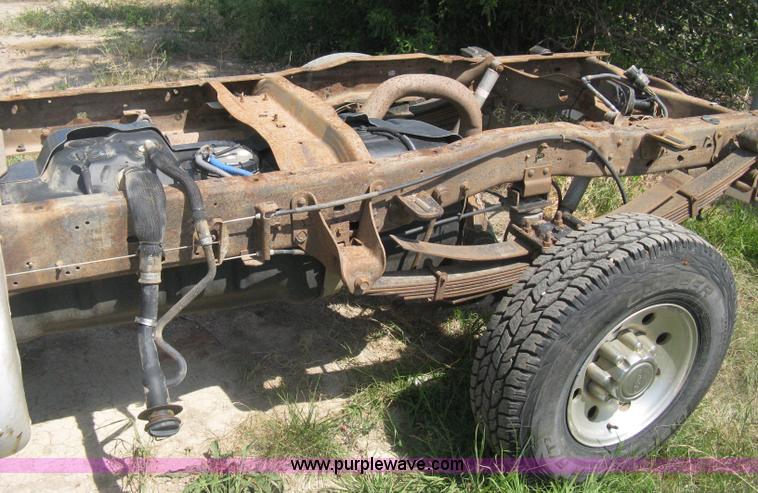 image for item D8458 2000 Ford F250 Super Duty XL SuperCab pickup truck cab and chassis