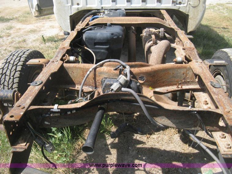 image for item D8458 2000 Ford F250 Super Duty XL SuperCab pickup truck cab and chassis