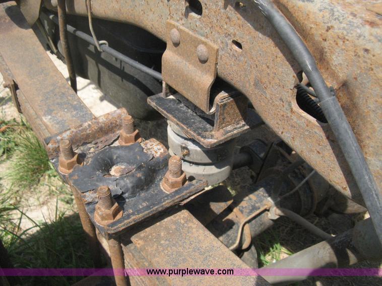 image for item D8458 2000 Ford F250 Super Duty XL SuperCab pickup truck cab and chassis