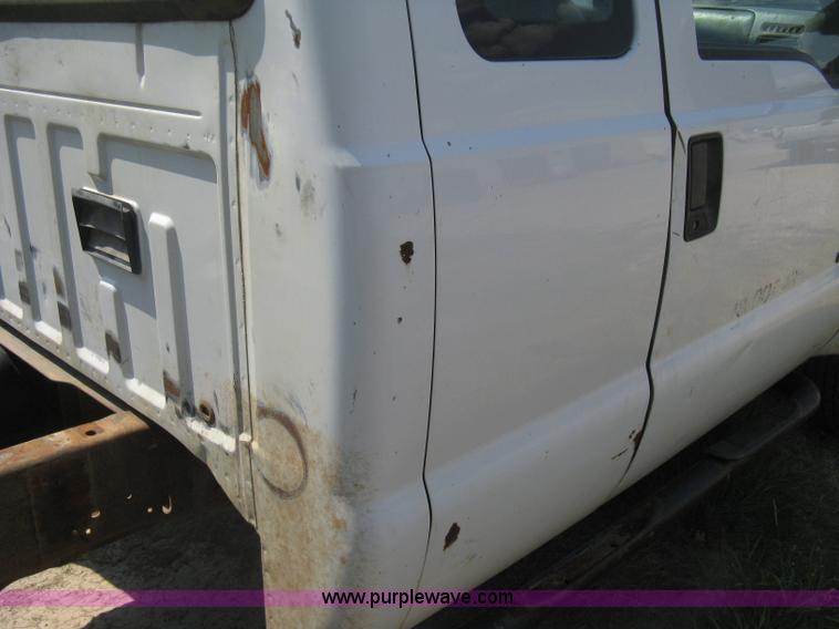 image for item D8458 2000 Ford F250 Super Duty XL SuperCab pickup truck cab and chassis