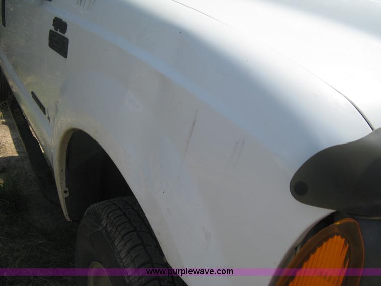 image for item D8458 2000 Ford F250 Super Duty XL SuperCab pickup truck cab and chassis