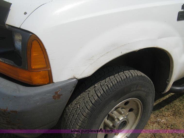 image for item D8458 2000 Ford F250 Super Duty XL SuperCab pickup truck cab and chassis