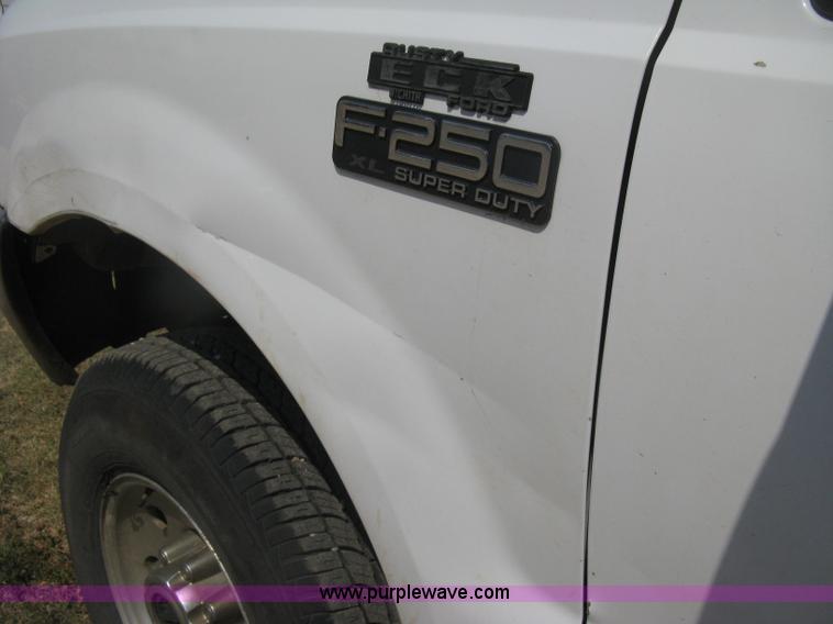 image for item D8458 2000 Ford F250 Super Duty XL SuperCab pickup truck cab and chassis