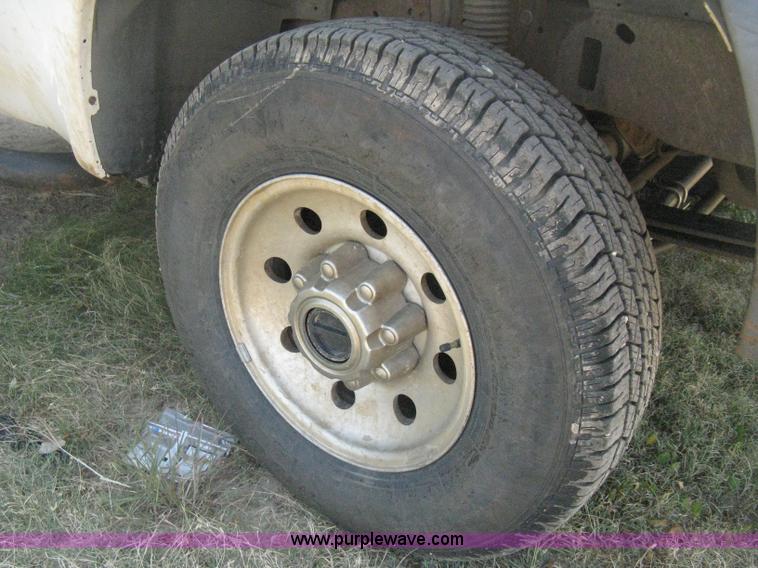 image for item D8458 2000 Ford F250 Super Duty XL SuperCab pickup truck cab and chassis