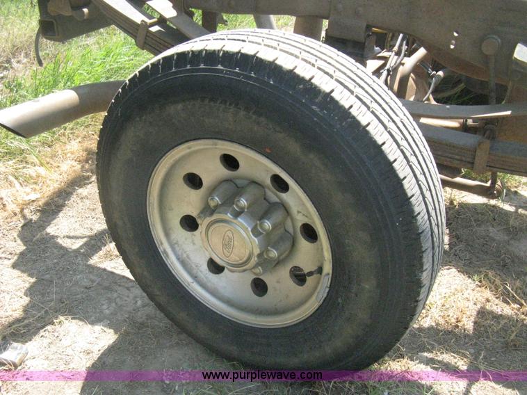 image for item D8458 2000 Ford F250 Super Duty XL SuperCab pickup truck cab and chassis