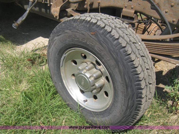 image for item D8458 2000 Ford F250 Super Duty XL SuperCab pickup truck cab and chassis