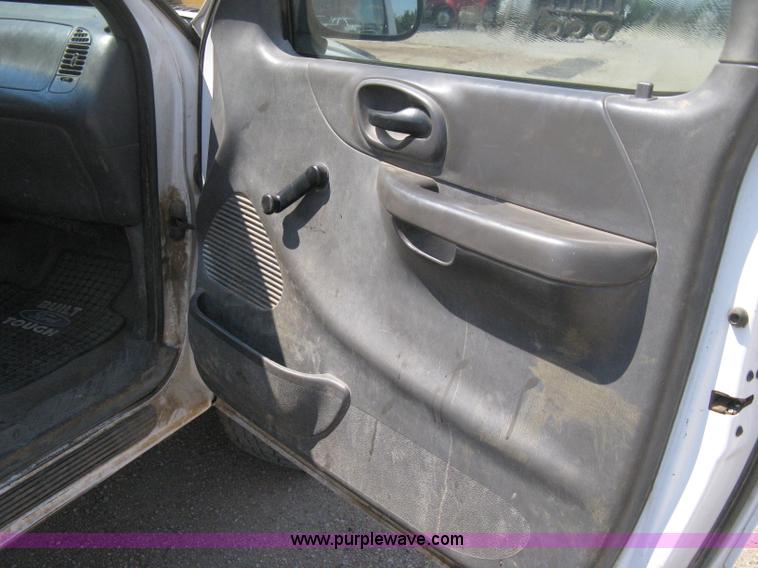 image for item D8459 2001 Ford F150 XL SuperCab pickup truck