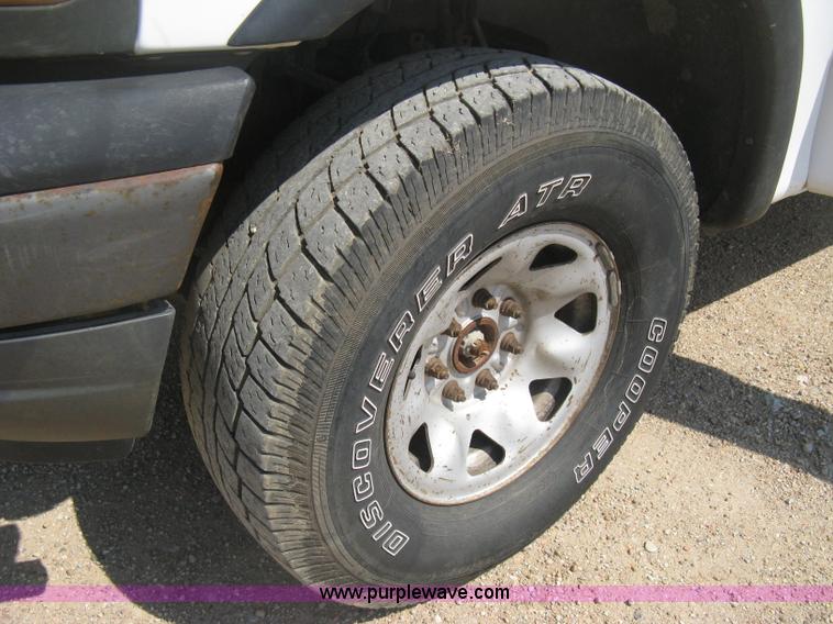 image for item D8459 2001 Ford F150 XL SuperCab pickup truck