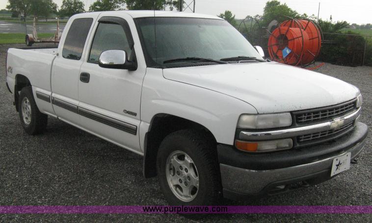 image for item D8472 2000 Chevrolet Silverado 1500 LS Ext. Cab pickup truck