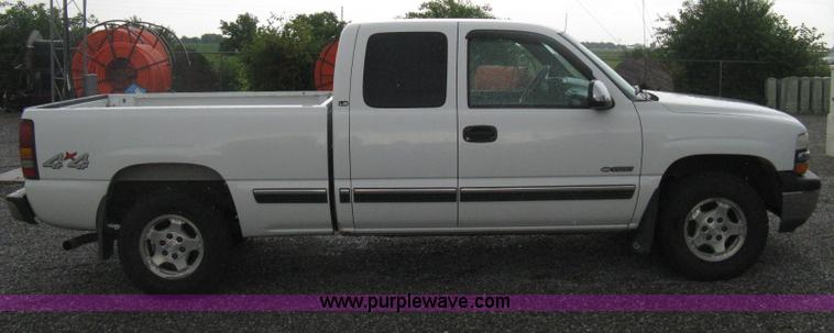 image for item D8472 2000 Chevrolet Silverado 1500 LS Ext. Cab pickup truck
