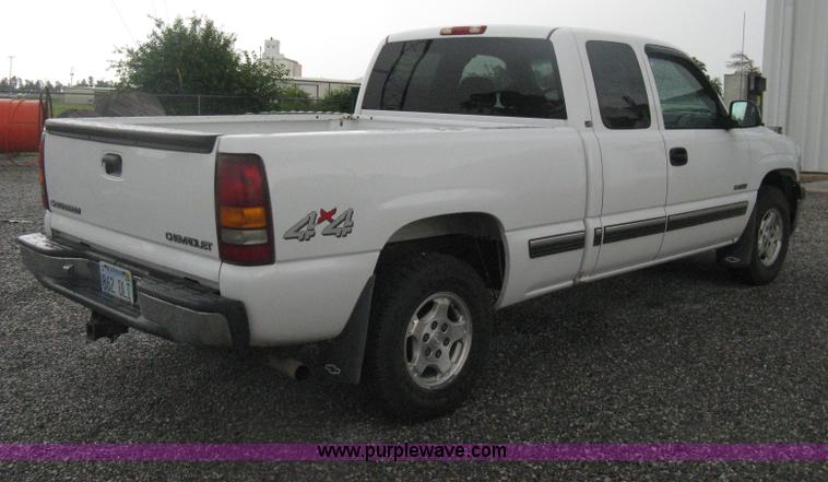 image for item D8472 2000 Chevrolet Silverado 1500 LS Ext. Cab pickup truck
