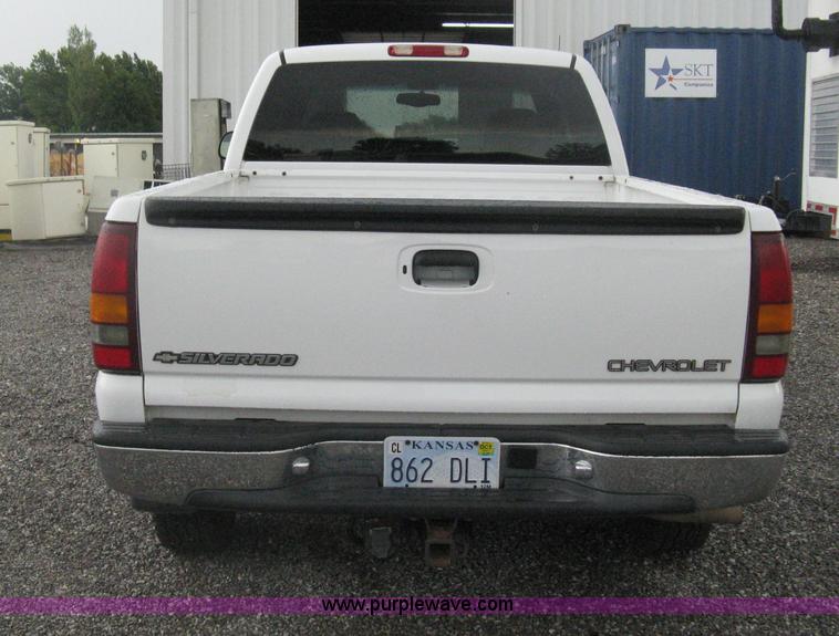 image for item D8472 2000 Chevrolet Silverado 1500 LS Ext. Cab pickup truck