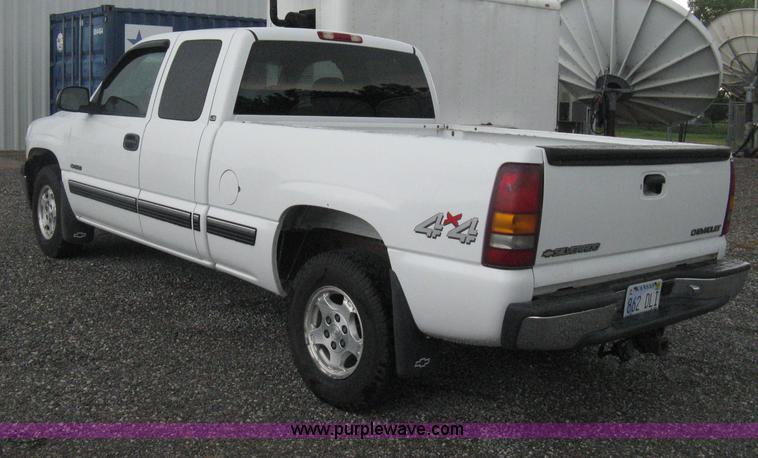 image for item D8472 2000 Chevrolet Silverado 1500 LS Ext. Cab pickup truck