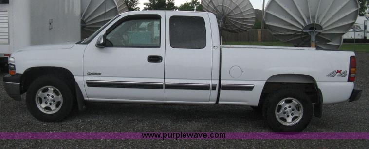 image for item D8472 2000 Chevrolet Silverado 1500 LS Ext. Cab pickup truck