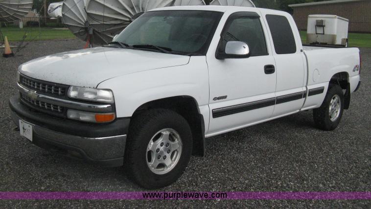image for item D8472 2000 Chevrolet Silverado 1500 LS Ext. Cab pickup truck