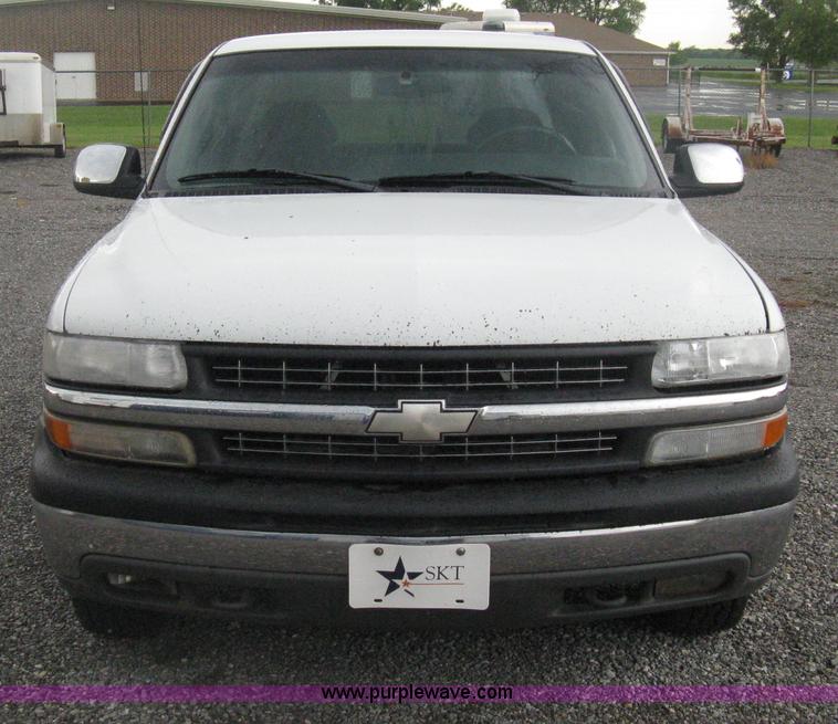 image for item D8472 2000 Chevrolet Silverado 1500 LS Ext. Cab pickup truck