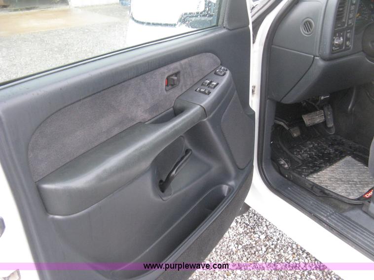 image for item D8472 2000 Chevrolet Silverado 1500 LS Ext. Cab pickup truck