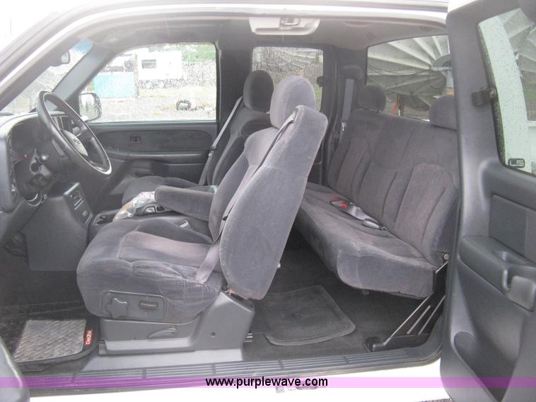 image for item D8472 2000 Chevrolet Silverado 1500 LS Ext. Cab pickup truck