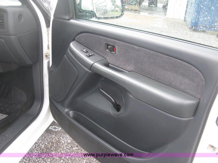 image for item D8472 2000 Chevrolet Silverado 1500 LS Ext. Cab pickup truck