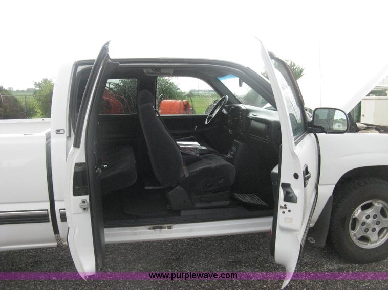 image for item D8472 2000 Chevrolet Silverado 1500 LS Ext. Cab pickup truck