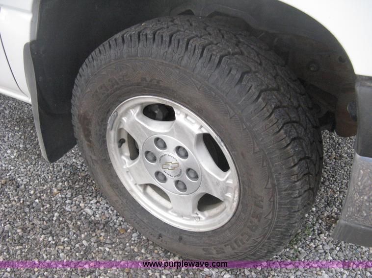 image for item D8472 2000 Chevrolet Silverado 1500 LS Ext. Cab pickup truck