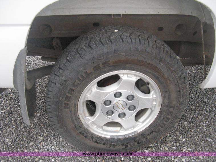 image for item D8472 2000 Chevrolet Silverado 1500 LS Ext. Cab pickup truck