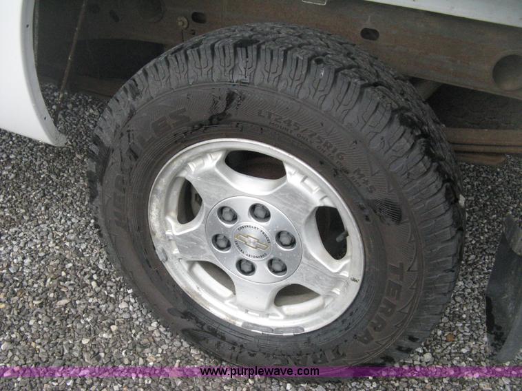 image for item D8472 2000 Chevrolet Silverado 1500 LS Ext. Cab pickup truck