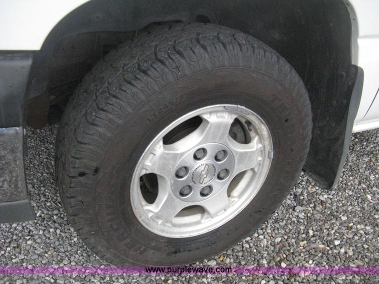 image for item D8472 2000 Chevrolet Silverado 1500 LS Ext. Cab pickup truck