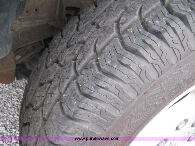 image for item D8472 2000 Chevrolet Silverado 1500 LS Ext. Cab pickup truck