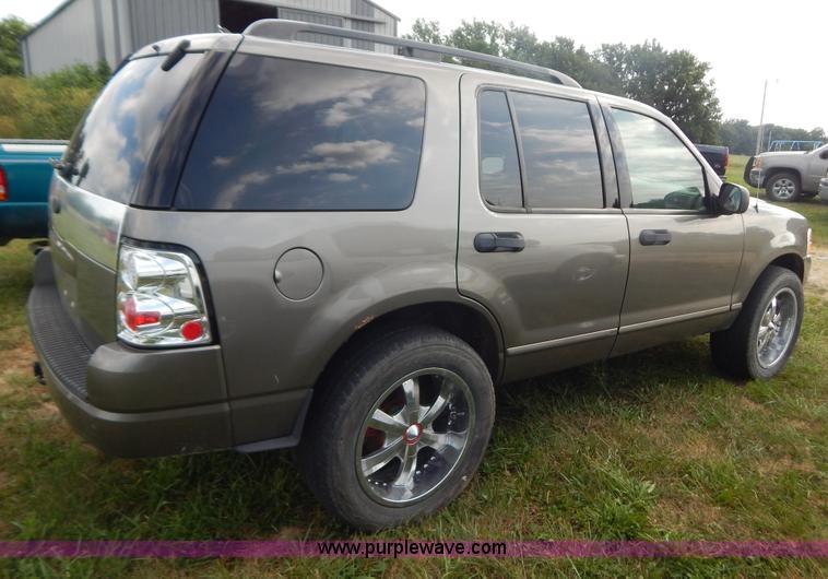image for item G3321 2004 Ford Explorer XLT SUV