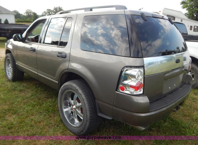 image for item G3321 2004 Ford Explorer XLT SUV