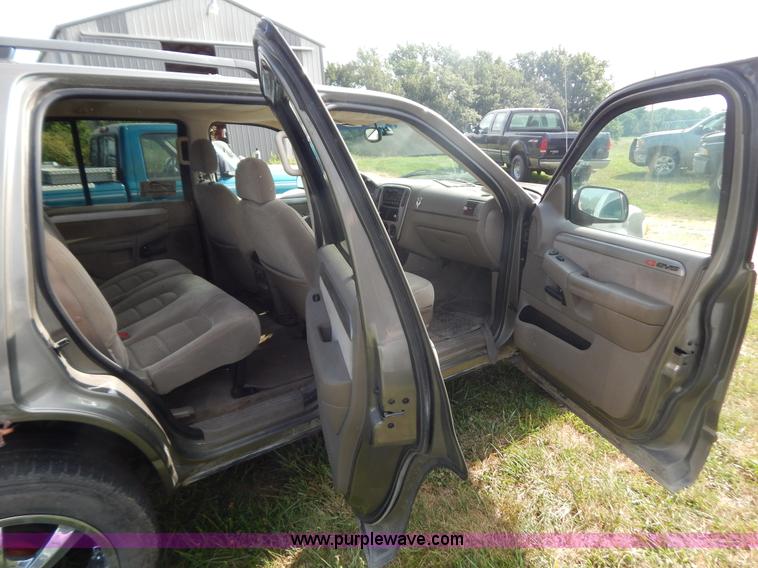 image for item G3321 2004 Ford Explorer XLT SUV