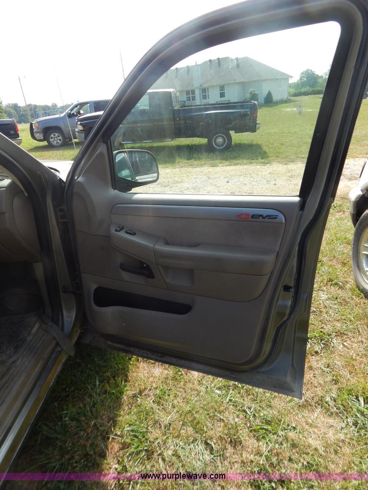 image for item G3321 2004 Ford Explorer XLT SUV