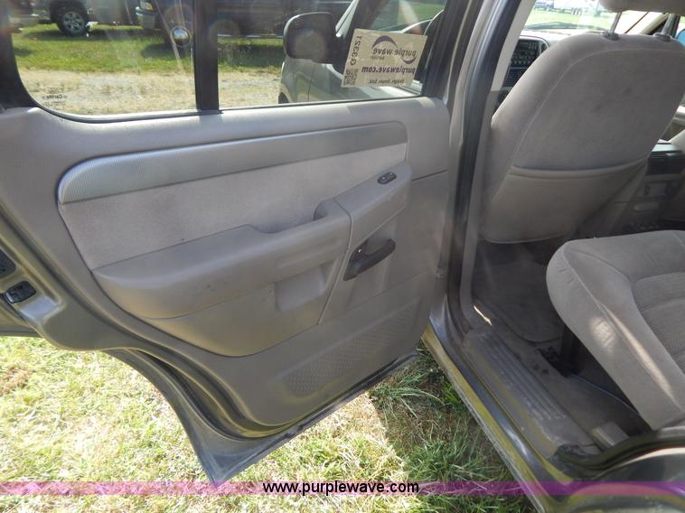 image for item G3321 2004 Ford Explorer XLT SUV