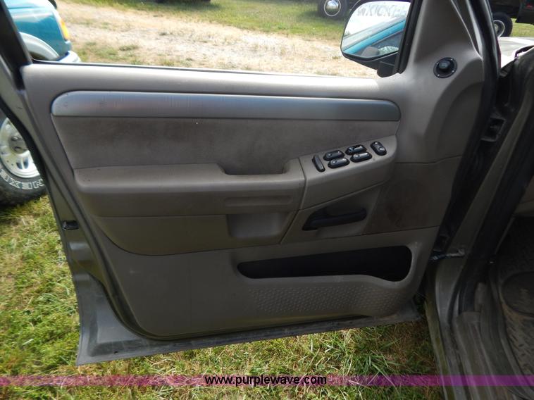 image for item G3321 2004 Ford Explorer XLT SUV