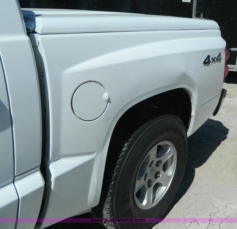 image for item G7887 2005 Dodge Dakota SLT pickup truck