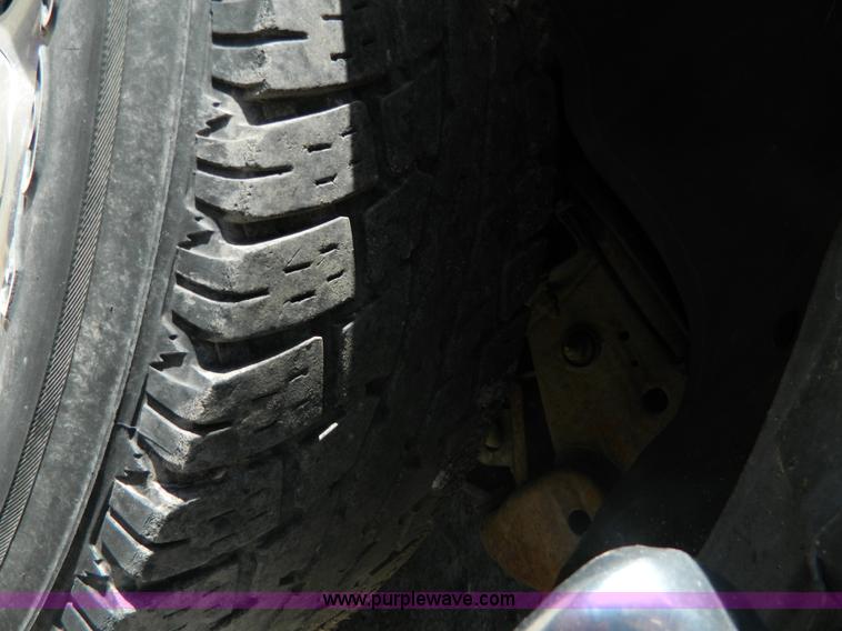 image for item G7889 2002 GMC Sierra 1500 Z71 pickup truck