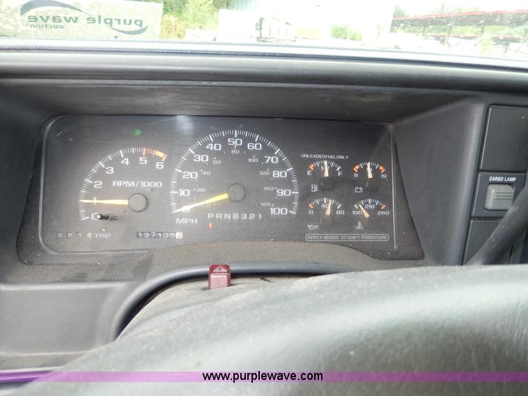 image for item H3014 1996 Chevrolet Cheyenne 3500 pickup truck