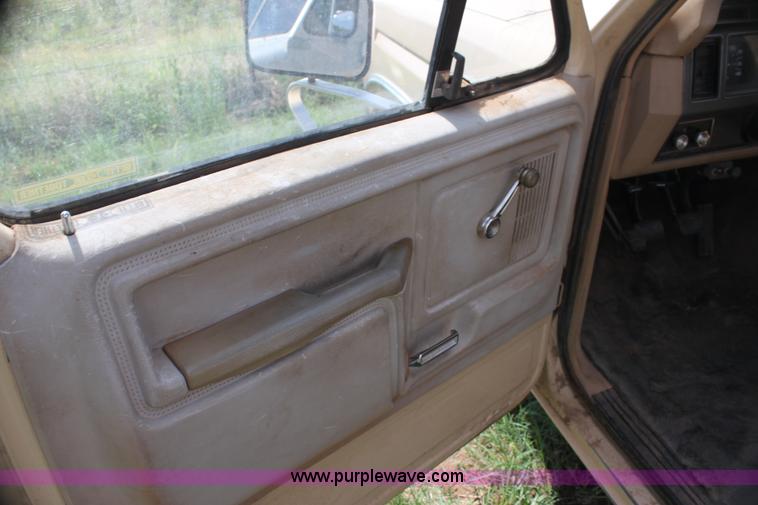 image for item H7386 1984 Ford F150 pickup truck