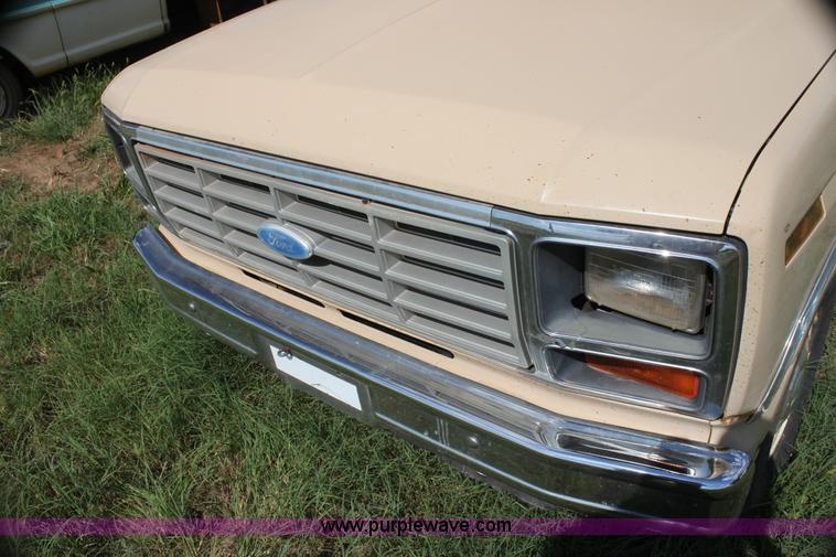 image for item H7386 1984 Ford F150 pickup truck