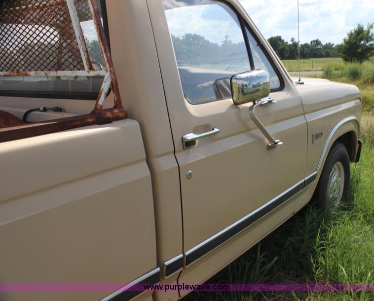 image for item H7386 1984 Ford F150 pickup truck