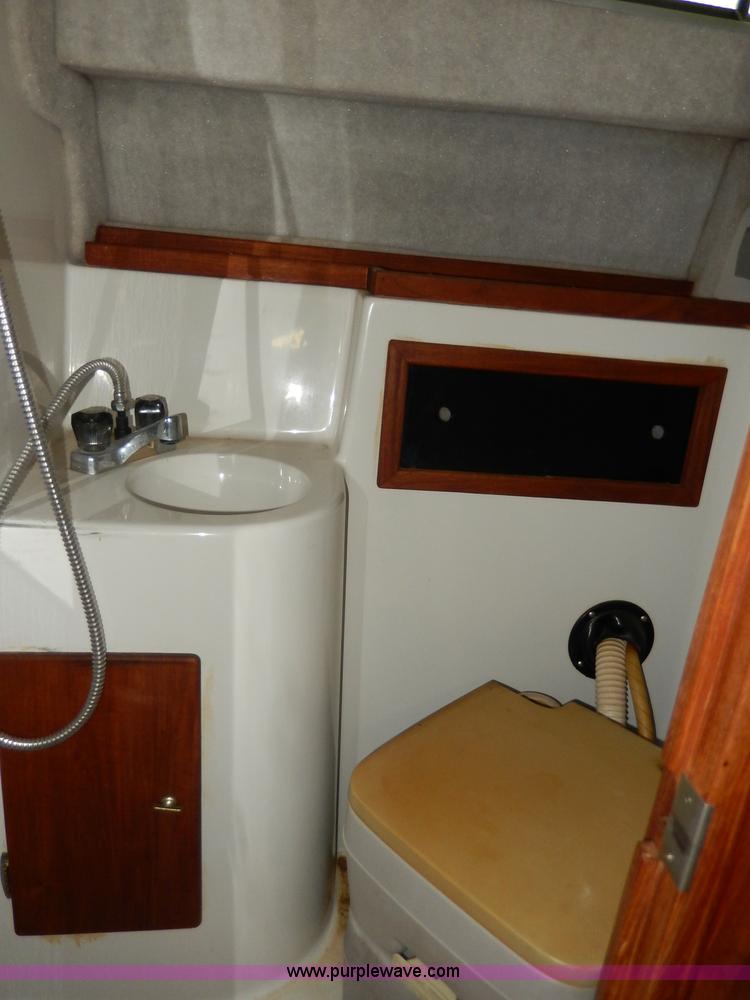 image for item I4471 1989 Four Winns 245 Vista boat