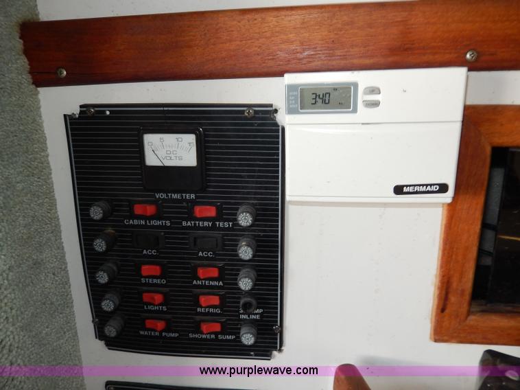 image for item I4471 1989 Four Winns 245 Vista boat