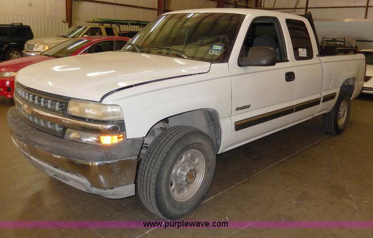 image for item I4476 1999 Chevrolet Silverado 2500 LS Extended Cab pickup truck