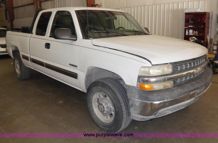 image for item I4476 1999 Chevrolet Silverado 2500 LS Extended Cab pickup truck