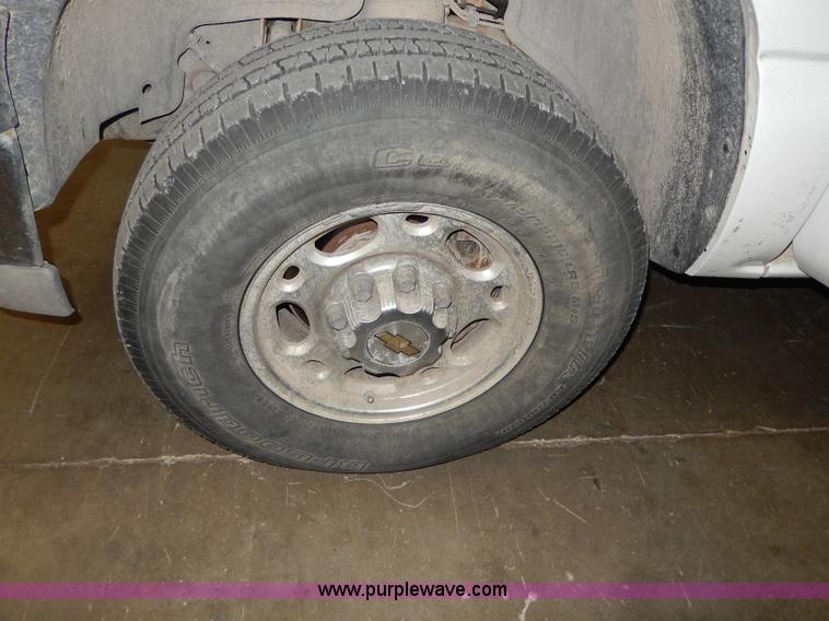 image for item I4476 1999 Chevrolet Silverado 2500 LS Extended Cab pickup truck