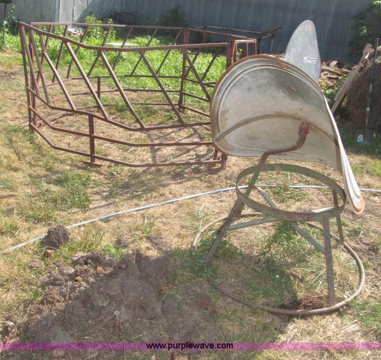 image for item AE9482 Round bale and mineral feeders